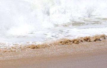 Temporal en la playa con fuerte oleaje a causa del levante.