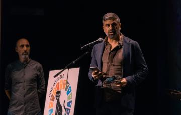 Nicolás Castellano, autor del guion, recogiendo el premio. 