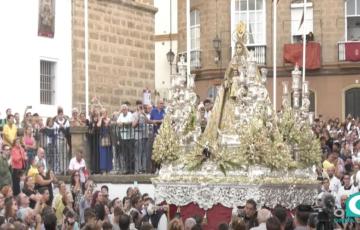 La procesión de la Virgen del Rosario, patrona de Cádiz, durante su salida de la iglesia conventual de Santo Domingo