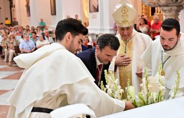 El alcalde Bruno García realiza una ofrenda a la Patrona en presencia del obispo de Cádiz y Ceuta, Rafael Zornoza