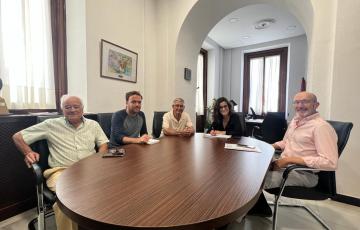 La concejala de Salud durante la reunión mantenida con representantes de FAEM y AFEMEN