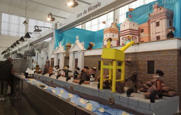 Los detallistas trabajan durante días en preparar sus puestos para esta fiesta