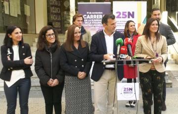 El alcalde de Cádiz, Bruno García, junto a compañeros de su equipo de Gobierno, han presentado el programa de actos del 25N a las puertas de la Fundación Municipal de la Mujer