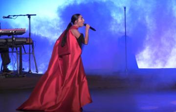 María José Llergo transforma el amor en el Falla con 'Ultrabelleza'.