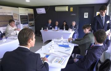 Estudiantes de quince centros educativos de la provincia llenan el estadio Nuevo Mirandilla de debates sobre economía