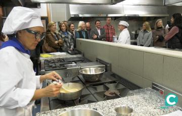 El alumnado de la Escuela de Hostelería elaborando un menú especial por el Día de la Bandera de Andalucía.