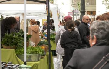 El Ecomercado cumple su quinto aniversario con la venta de sus productos en la plaza de Mina