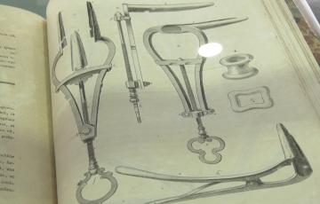 El Real Colegio de Cirugía de la Armada de Cádiz inaugura exposición en el edificio Andres Segovia