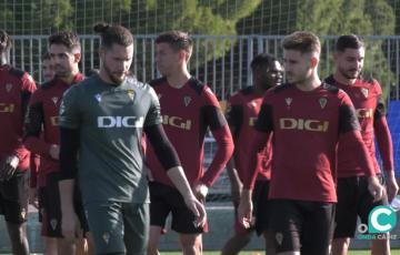 Varios jugadores continúan al margen del grupo