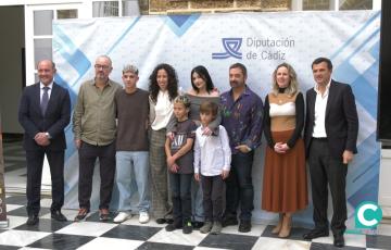 Foto de familia tras la rueda de prensa presentación de la película "El amor de Andrea".