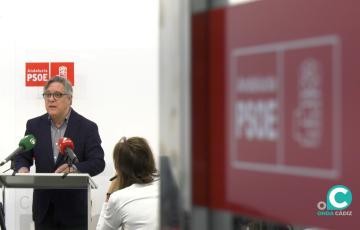 El portavoz del PSOE, Óscar Torres, durante la rueda de prensa en la sede local del partido.