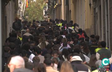 El alumnado, durante el ejercicio de autoprotección, pasando por la calle Antonio López de la capital.