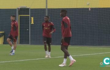 La primera plantila trabajando sobre el campo número 4 de la Ciudad Deportiva Bahía de Cádiz