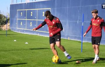 Rubén Alcaraz espera acompañante en el centro del campo 