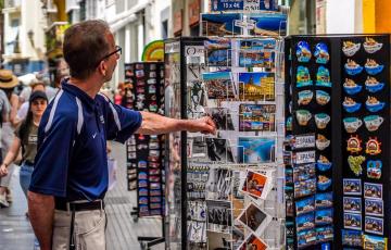Turista en el centro de Cádiz capital