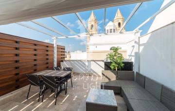 Terraza de unos de los apartamentos gestionados por Enjoy the Light