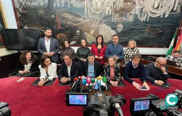 El alcalde acompañado de la Corporación municipal comparte un desayuno navideño con los medios de comunicación.