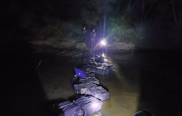 Un funcionario de Vigilancia Aduanera de la Agencia Tributaria inspecciona el género incautado