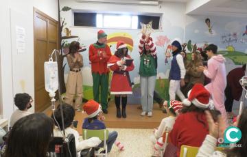Momento del cuento teatralizado en el Hospital Puerta del Mar para los pacientes. 