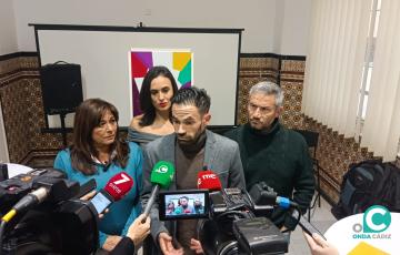 El portavoz de Adelante Izquierda Gaditana, David de la Cruz, atendiendo a los medios de comunicación. 