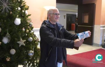 Antonio Letrán, una de las primeras personas en conseguir entradas en las taquillas del Falla para el COAC 2024. 