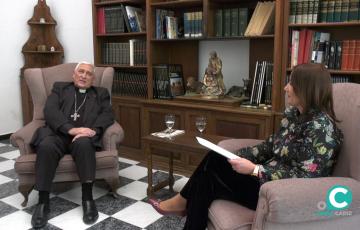 Momento de la entrevista al Obispo de Cádiz y Ceuta, Rafael Zornoza.