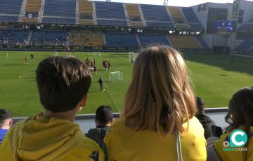 Imagen de aficionados disfrutando del entrenamiento