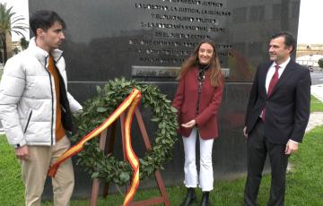 El alcalde, Bruno García, acompañado de dos jóvenes, durante la ofrenda de laurel en el monumento de la Constitución de 1978.