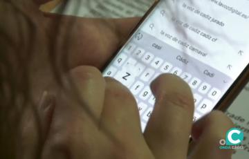 Adolescente con móvil