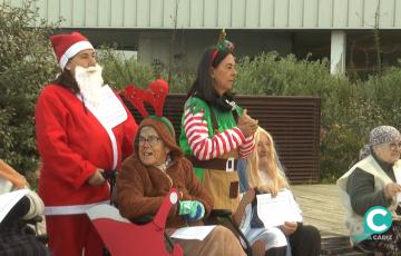 Mayores y familiares participando en la carrera San Silvestre. 