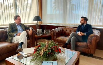 Javier Garat y Francisco González, en un momento del encuentro mantenido en la Zona Franca de Cádiz. 