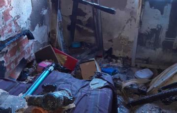 Incendio en el salón de una vivienda de la calle Trille. 