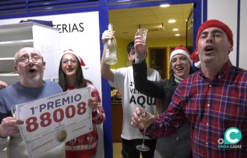 Momento de la celebración en El Gato Negro, tras conocer el número del Gordo de la Lotería de Navidad. 