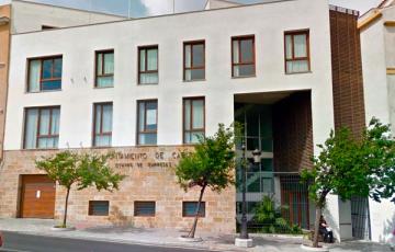 Está dirigido prioritariamente al colectivo de personas vulnerables, específicamente a personas desempleadas de larga duración 