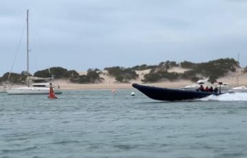 Imagen de la narcolancha en aguas gaditanas 