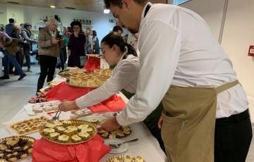 Desayuno solidario en la Escuela de Hostelería 'Fernando Quiñones'