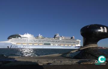 El espectacular crucero 'Icon of the Seas', atracado en el puerto de Cádiz.