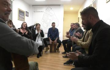 Joaquín Linera, 'El niño de la Leo' con su grupo durante un ensayo