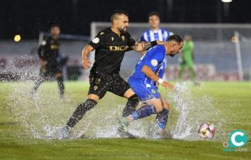 El césped se encontraba impracticable en muchas zonas del terreno de juego (Foto: Cádiz CF)