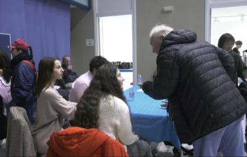 Jovenes y mayores se reúnen en una merienda intergeneracional.