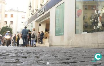 Un agente patrulla por el Palillero 