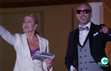 Manolo Morera y Mirian Peralta desde el balcón del Falla 