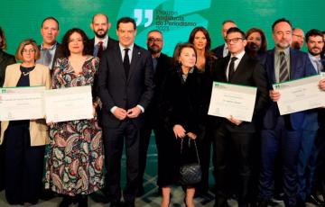 El presidente de la Junta, junto a algunos de los galardonados con los premios Andalucía de Periodismo 2023.