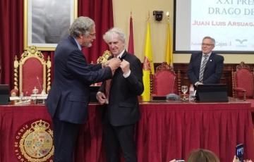 Juan Luis Arsuaga recibe el Drago de Oro del Ateneo Gaditano.
