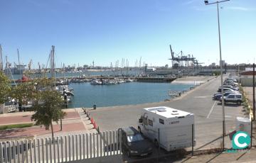Las personas se trasladarán a Puerto América tras ser rescatadas a bordo de una patera. 