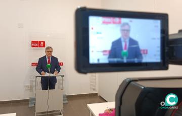 El portavoz socialista en el Ayuntamiento, Óscar Torres, en rueda de prensa.
