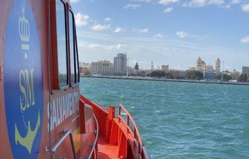 El cadáver apareció en la zona de Bajos de León, frente a la costa de la capital