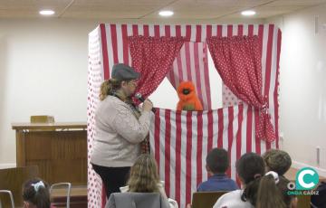 Representación de títeres en el edificio Municipal Calle Ancha. 