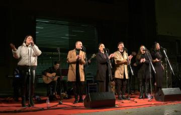 La Plaza de España se viste de fiesta navideña con la zambomba flamenca.