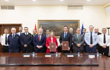 Momento de la firma del acuerdo de ejecución de obra de los hidrográficos. 